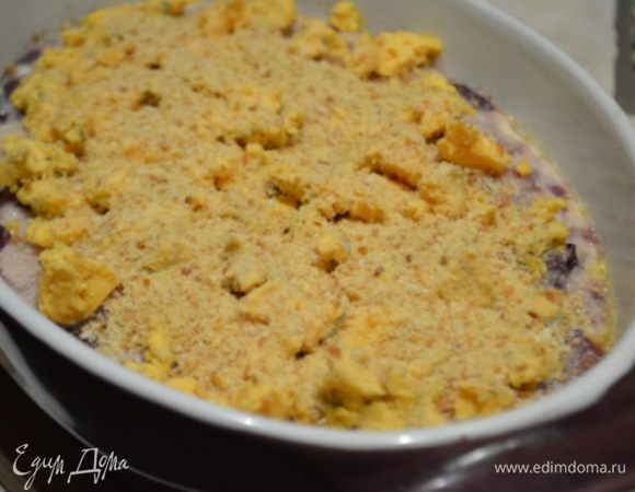 Достать форму, посыпать кусочками сыра и сухарями, выпекать еще 15 минут до румяной корочки.