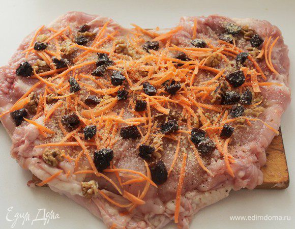 Выложить порезанный чернослив, крупные кусочки грецкого ореха, тонконашинкованную морковь, посолить , поперчить, посыпать сухим желатином.