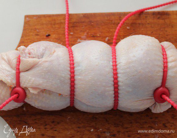 Аккуратно свернуть рулетом, зафиксировав жгутиками или бечевкой.