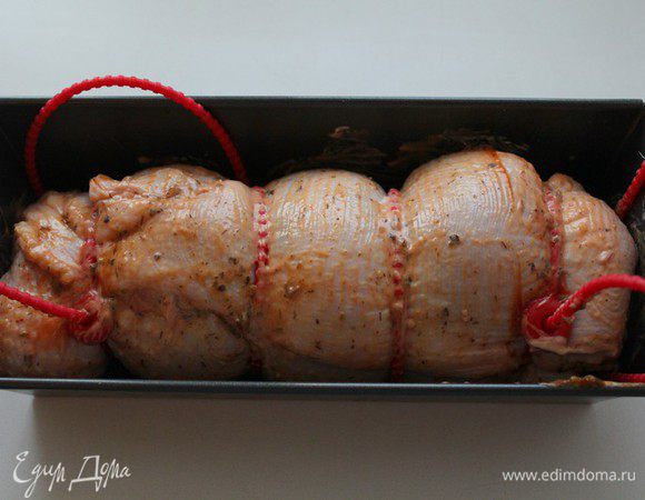 Уложите в форму или на противень, смажьте майонезом смешанным с аджикой.