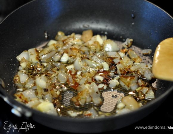 Обжарить порезанный лук на оливковом масле 5-10 мин. Добавить мелко порезанный чеснок, орегано и тушить 1 мин.
