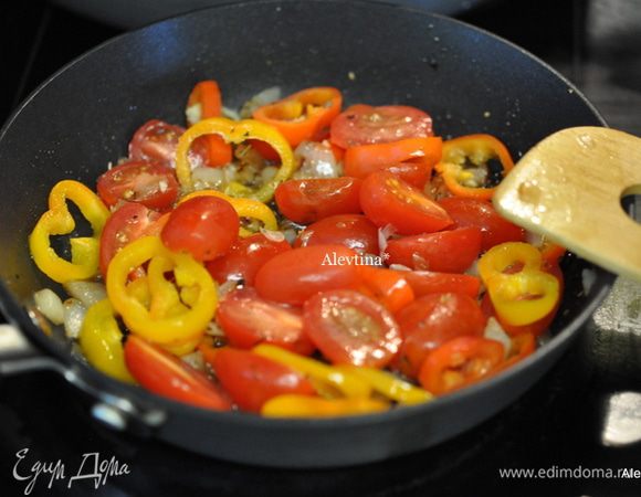 Затем добавить томаты черри, можно порезать на половинки, сладкий перец после гриля, очищенный и порезанный. Тушим примерно 10 мин.