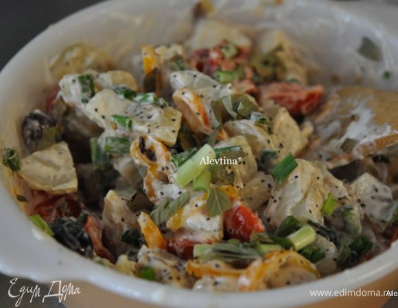 Смешать в 1/2 стакане майонеза, добавить лук порезанный с перцем и томатами, зеленые перья, оливки, базилик.