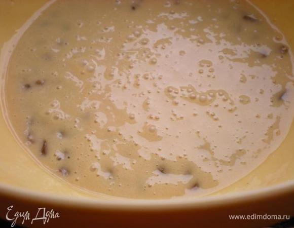 Погасить соду уксусом,  взбить. В конце добавить изюм. Выпекать в предварительно разогретой духовку при температуре 180* 20-30 мин.