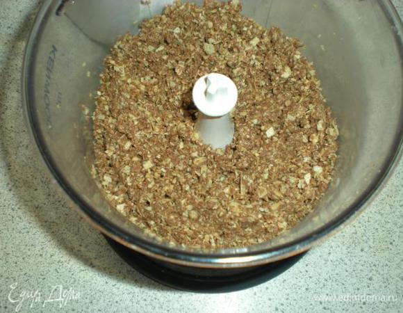 Вафли измельчить, растереть с маслом. 