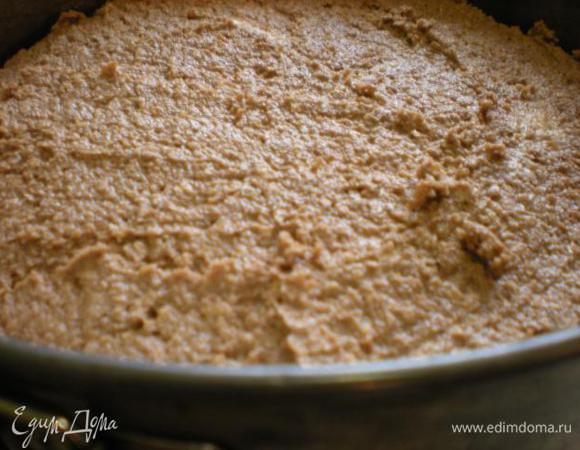 На дно формы выкладываем кофейный бисквит, пропитываем. Равномерно распределяем вафельную массу.