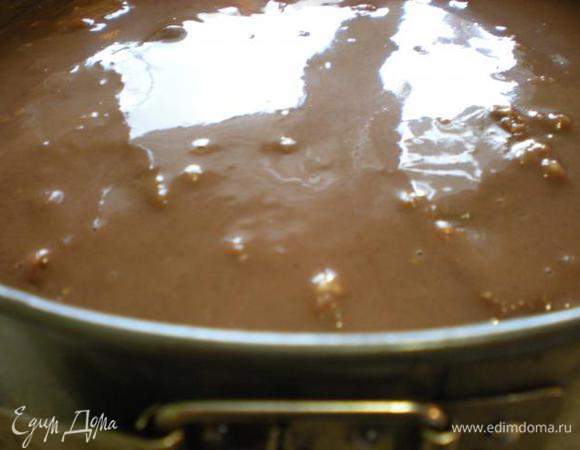 Для приготовления шоко-мусса делаем заварной крем -http://www.edimdoma.ru/retsepty/43745-zavarnoy-krem-patisier.  Затем распустить желатин в  холодной воде, добавить в крем и взбить.Сливки взбить, ввести в крем. Затем заливаем торт половиной шоко-мусса. Даем застыть. 