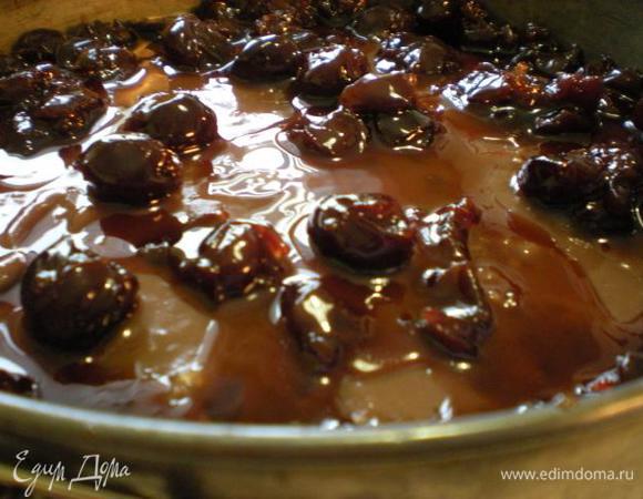 Выкладываем вишню. 