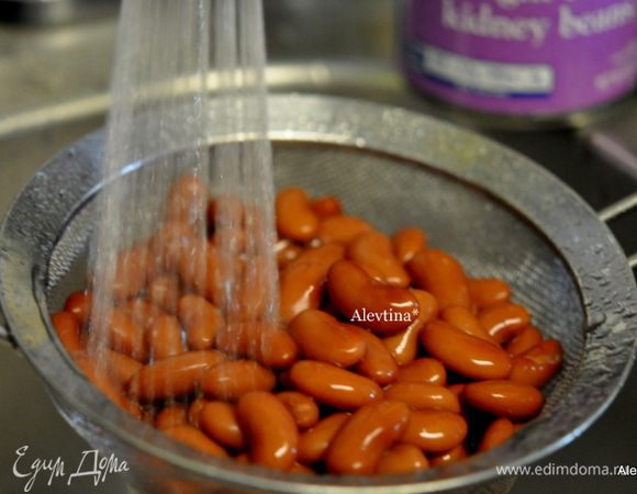 Фасоль готовую баночную промоем под проточной водой через сито.
