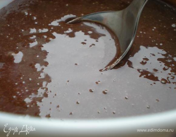 Глазурь. Желатин распустить в холодной воде. Соединить воду с сахаром, сливками, довести до кипения. Добавить какао, снять с огня. Добавить желатин. Мешать, чтоб не образовались пузырьки. Залить торт. 