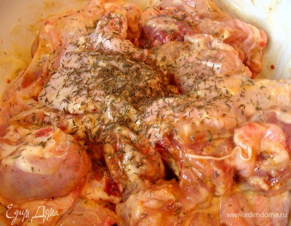 Курицу разрезать на довольно мелкие куски. У меня была крупная курица, на два кг.
Посолить, приправить куркумой, смесью перцев из мельнички, тимьяном, добавить майонез или сметану, а можно пополам, перемешать и оставить замариноваться на несколько часов. (не меньше 30 минут).