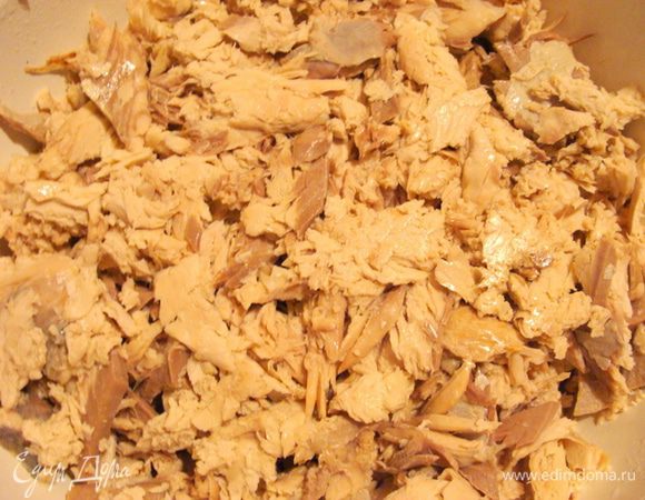 Лосось, форель или кету отварить со специями (лавровый лист, перец горошком, соль, головка лука), можно по своему вкусу.
У меня была крупная кета, на 2 с лишним килограмма.
Отделить мясо от костей, измельчить руками, разделив на перышки, если хотите структуру меньше, типа паштета, значить надо перышки слегка раздавить.