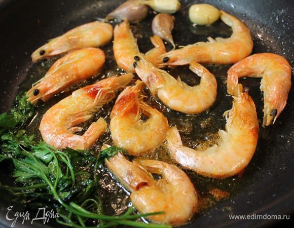 Креветки обжариваем до золотистого цвета.