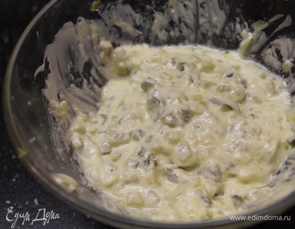 Добавляем майонез, оливковое масло и лимонный сок и хорошенько перемешиваем.