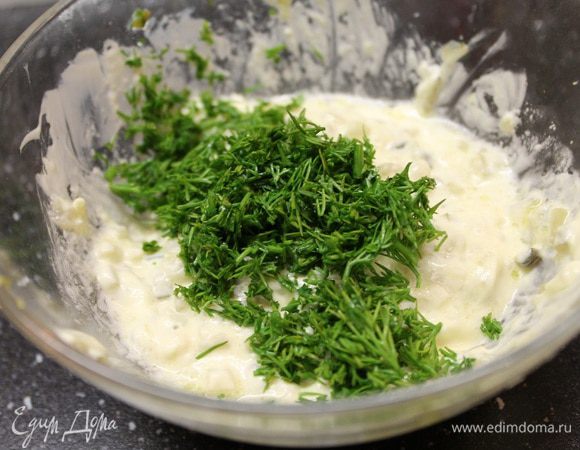 В конце, чтобы придать нашему соусу свежий аромат, добавляем измельченный укроп.