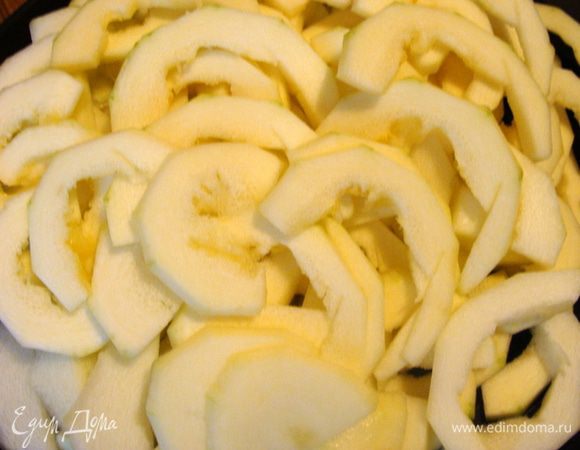 Цукини домашние, с огорода, они чуть крупнее магазинных и я вынула у них серединку с семечками и почистила шкурку.