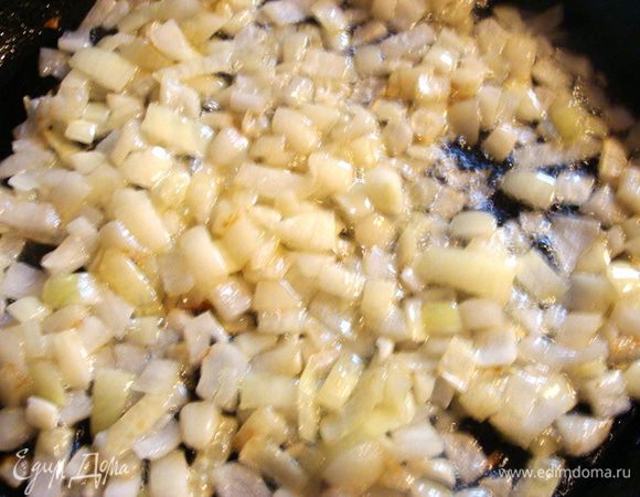Лук порезать кубиком, обжарить на растительном масле.