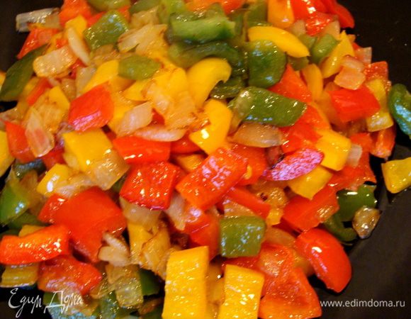 Добавить порезанный кубиками перец, жарить до золотистой корочки, но так. чтобы остался хруст. Выложить на тарелку.