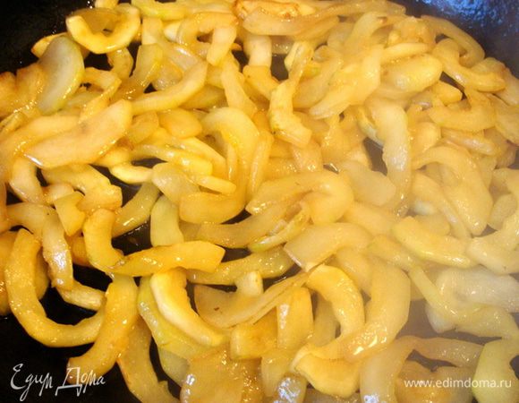 На эту сковороду поместить цукини и обжарить до готовности.