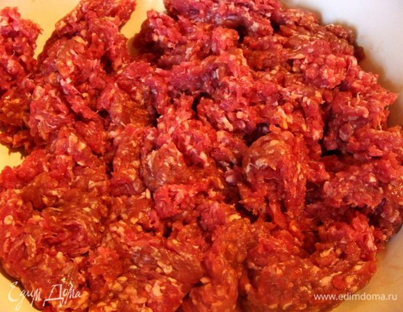 Из говядины приготовить фарш.