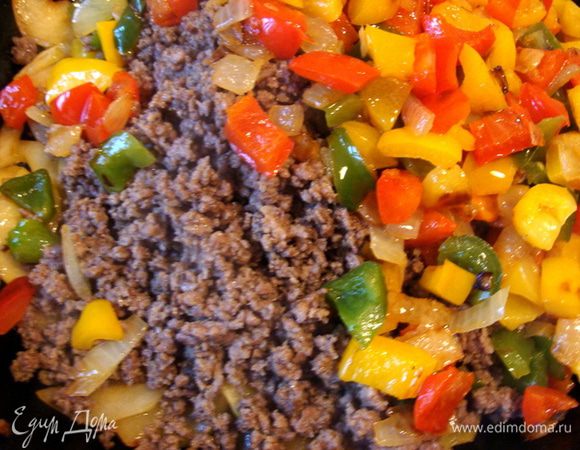 Туда же добавить перец с луком, перемешать.