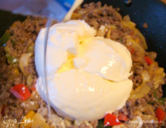 Приправить сметаной и сливками.
У меня три большие ложки с огромным верхом сметаны! когда соус готовится для лазаньи, сметаны и сливок много не бывает. 
Если соус к пасте, то надо взять поменьше, чтобы жидкости не было слишком много.