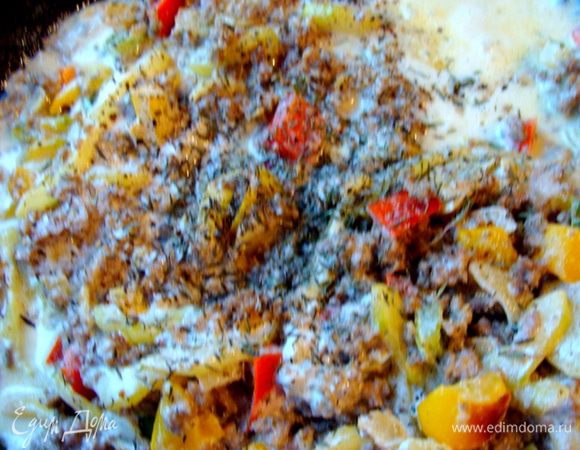 Перемешать, может добавить соль по вкусу. Приправить тимьяном, который вполне можно заменить на любую вашу любимую травку.
Протушить под крышкой все минут 5.