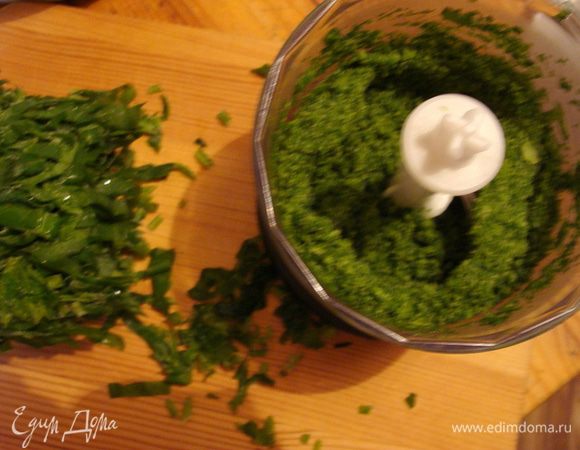 А теперь приготовим тесто для лазаньи.
У мне был замороженный шпинат.
Я его измельчила в блендере, потом залила водой, припустила на огне
