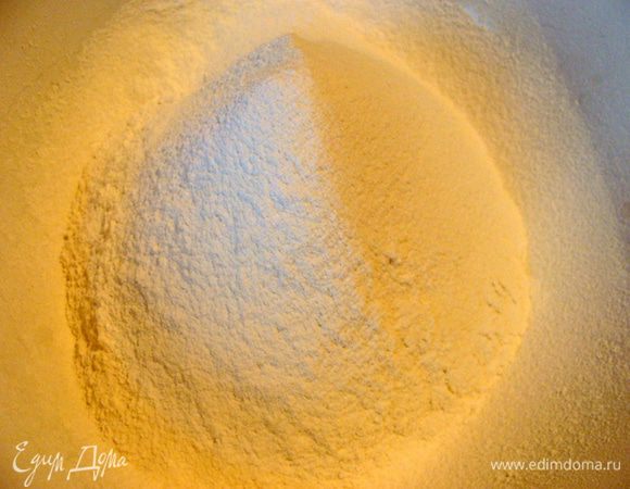 Муку просеять, посолить,