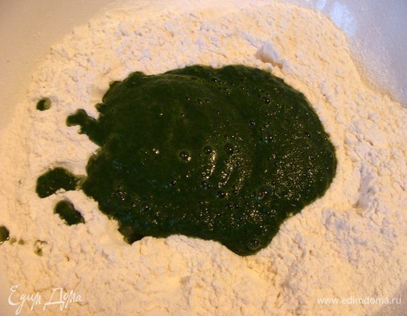в центр вылить шпинатную массу, добавить яйца