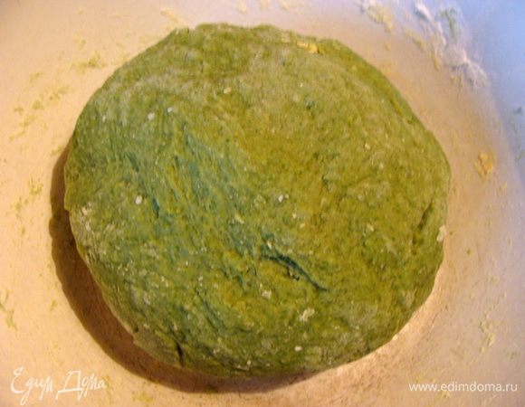 И замесить тесто. Во время вымешивания, возможно мука понадобится дополнительно, надо довести тесто до того состояния, когда оно не будет прилипать к рукам.