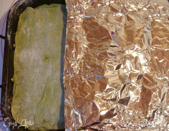Накрыть последним слоем теста, сверху все покрыть фольгой и поставить запекаться в духовку на 30 минут при 160*