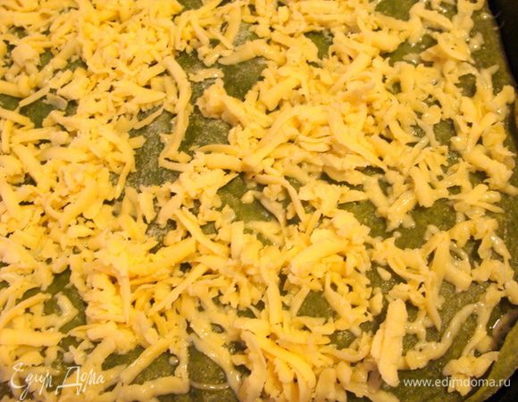 Посыпать тертым сыром.
Полить сверху немного водой и помазать сметаной.
