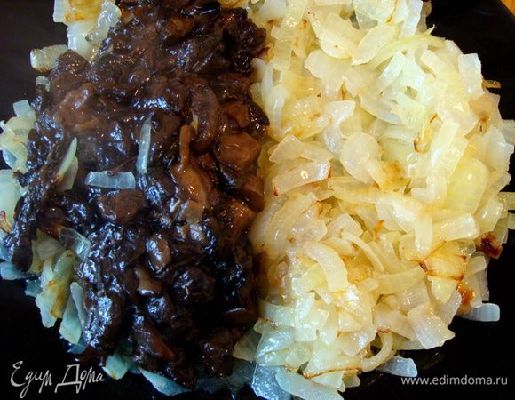 Лук тоже мелко порезать, обжарить до золотистой корочки и смешать с грибами.