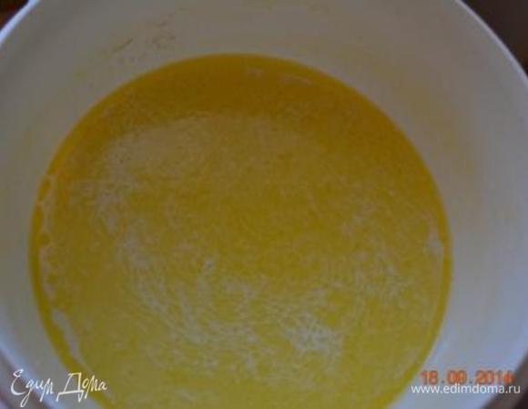 В миску влить растопленное сливочное масло, сахар, ваниль. Перемешать.