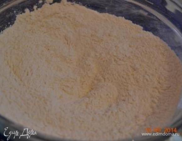 Муку смешать с дрожжами и солью.