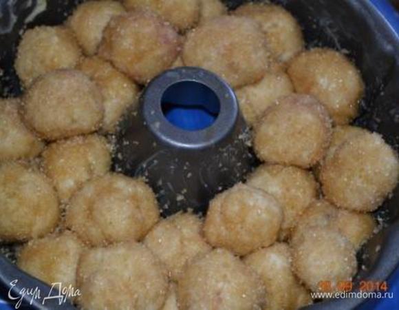 Таким образом заполнить всю форму, укладывая шарики в шахматном порядке друг на друга. Дать будущему хлебу постоять 30-40 минут в теплом месте. Оно еще хорошо поднимется. Духовку разогреваем до 180 С. Выпекать хлеб  40 минут. если верх будет подгорать, накройте фольгой.