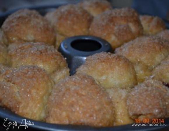 Во так выглядит верх готового  хлеба. Дайте ему постоять минут 5-10, и перевернув форму на блюдо, снимите ее.