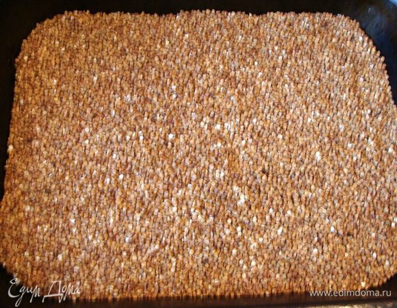 Противень можно смазать маслом растительным, а можно и не смазывать. Высыпать гречневую крупу. У меня доза указана в миллилитрах, это не ошибка! посолить сверху.