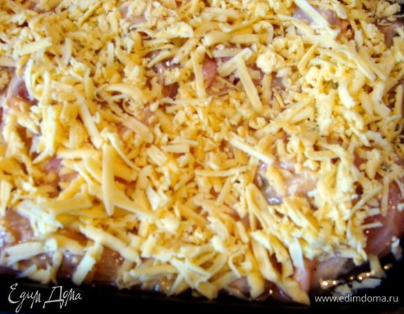 Посыпать сыром и залить водой, у меня поместилось примерно 2/3 от всей нормы.