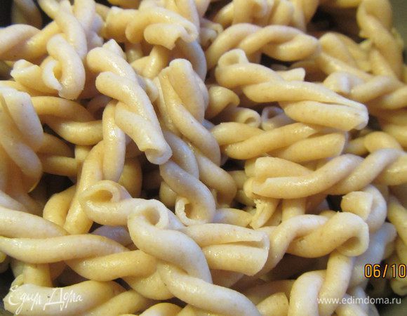 Для данного рецепта подойдет любая короткая паста - бантики, фюзилли, рожки и т.д. Готовим пасту аль денте и откидываем ее на дуршлаг. 