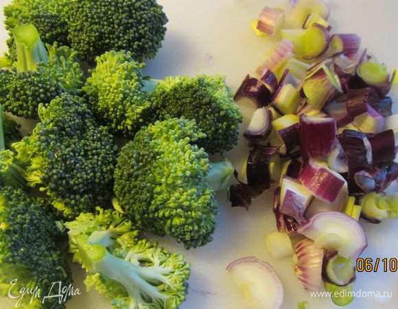 Брокколи разбираем на небольшие соцветия и бланшируем их в кипящей соленой воде минуты 3. Можно ее ближе к концу приготовления пасты добавить в кастрюлю. Сливаем воду. 
