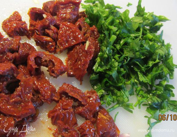 Вяленые помидоры режем средне. Петрушку рубим.
