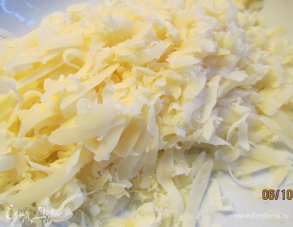 Трем сыр. Думаю, можно брать по своему вкусу. В рецепте и у меня был эмменталь (у меня еще в смеси с пармезаном). 