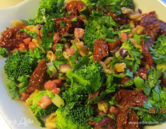 Выкладываем в смазанную маслом небольшую форму для гратена (или в несколько порционных) пасту, овощи, панчетту и петрушку. Можно их выкладывать слоями или все перемешать. Заливаем молочно-яичной смесью, посыпаем сыром и запекаем примерно 30 минут.