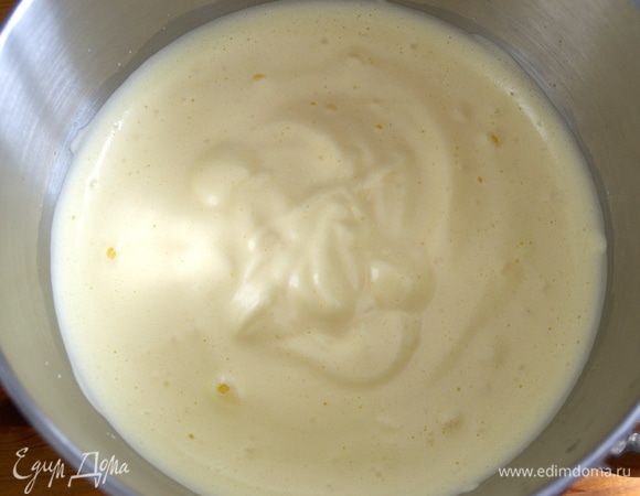 В объемной миске взбить до получения пышной массы яйца (комнатной температуры), мед, сахар и щепотку соли. 