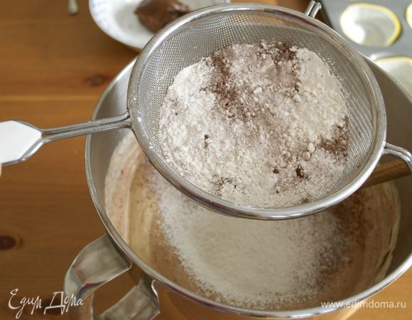 Соединить сухие ингредиенты; муку, разрыхлитель и какао-порошок... Просеять сухую смесь в миску с яичной и осторожно перемешать заворачивающими движениями, чтобы яичная масса не опустилась!  