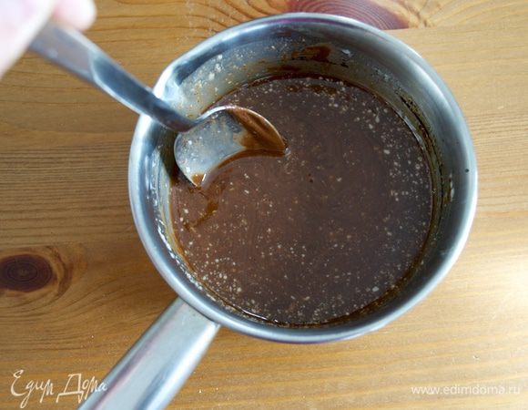 Растворить в микроволновой печи или на водяной бане сливочное масло. Добавить шоколадно-ореховую пасту и размешать до однородного состояния. (у меня на этот раз шоколадная паста с маленькими кусочками орехов...)