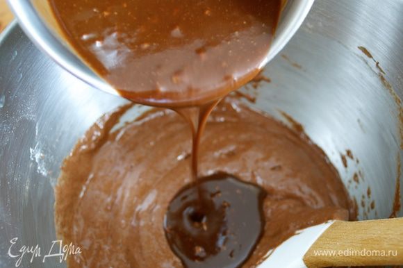 Добавить получившуюся масляно-шоколадную смесь к остальному тесту и снова осторожно перемешать.