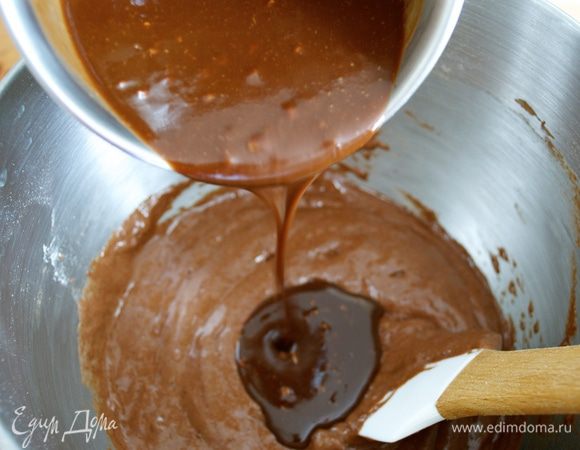 Добавить получившуюся масляно-шоколадную смесь к остальному тесту и снова осторожно перемешать.  